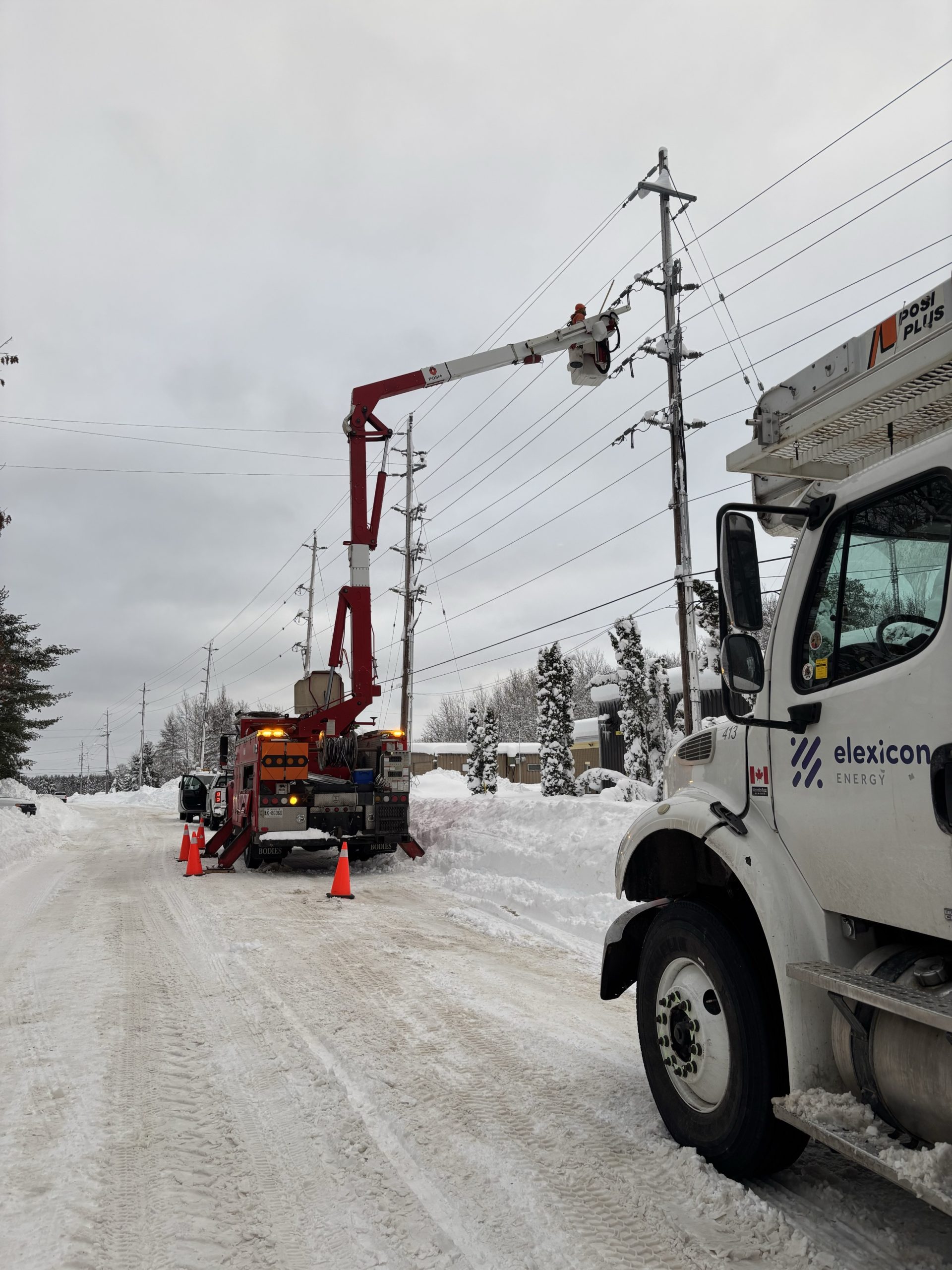 Outage Update - Gravenhurst- Elexicon Energy Empoyees working on powerlines to restore power